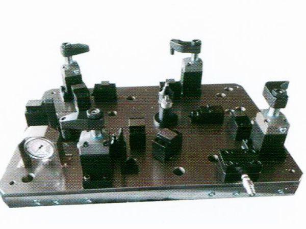 齒(chi)輪室罩蓋液(ye)壓裌具